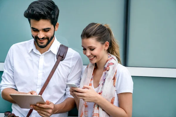 Heureux Les Jeunes Gens Succès Qui Travaillent Étudient Avec Des — Photo