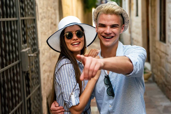 Urlaubsreise Urlaub Liebe Und Freundschaft Konzept Lächelndes Junges Paar Das — Stockfoto