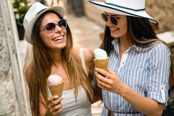 Meninas Amigas Rindo Comer Cones Sorvete Desfrutando Suas Férias Verão — Fotografia de Stock