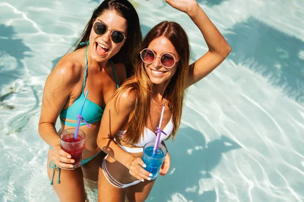 Vackra Unga Kvinnor Vänner Stranden Njuter Cocktails Och Sommarsemester — Stockfoto