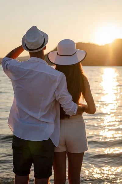 Romantikus Pár Szerelmes Séta Gyönyörű Strandon Nyári Vakáció Alatt — Stock Fotó