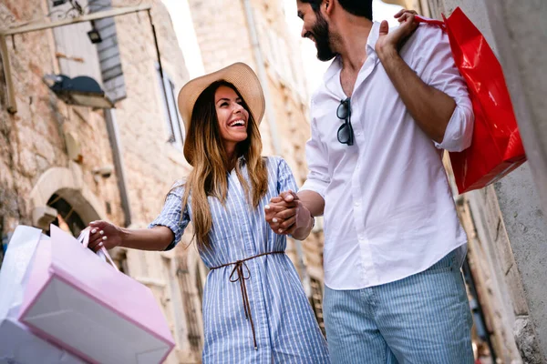 Junges Glückliches Paar Mit Einkaufstüten Der Stadt Genießt Reisen Und — Stockfoto