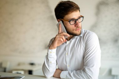 İş adamı kahve içiyor ve işini kafede yapıyor. İnsanlar, başarı, iş kavramı.