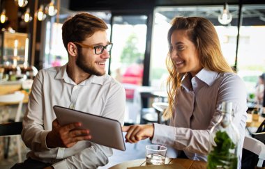 İki genç iş arkadaşı kafede sohbet ediyorlar..