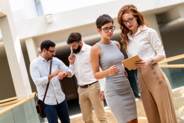 Ofiste birlikte çalışan iş adamlarının işbirliği ve analizi. Takım çalışması arkadaş konsepti