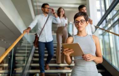 İş adamları iş yerinde birlikte eğleniyor, takım çalışması yapıyor ve sohbet ediyorlar. İş başarısı çalışma konsepti.