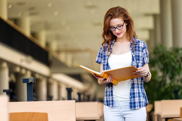 Biblioteka Edukacyjna Szkoła Wyższa Nauka Koncepcja Ludzi Uśmiechnięta Uczennica Czyta — Zdjęcie stockowe