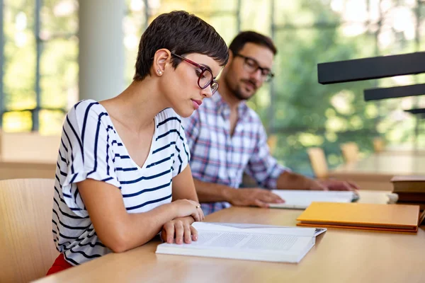 Feliz Grupo Estudiantes Que Estudian Trabajan Juntos Una Biblioteca Universitaria — Foto de Stock