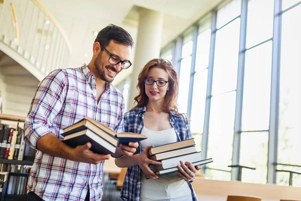 Szczęśliwa Grupa Studentów Sukcesu Studiujących Pracujących Razem Bibliotece Uniwersyteckiej Koncepcja — Zdjęcie stockowe