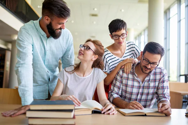 Glada Unga Universitetsstudenter Som Studerar Med Böcker Biblioteket Grupp Multiraser — Stockfoto