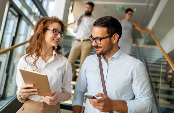 Compañeros Negocios Felices Oficina Moderna Trabajando Juntos Usando Tableta —  Fotos de Stock