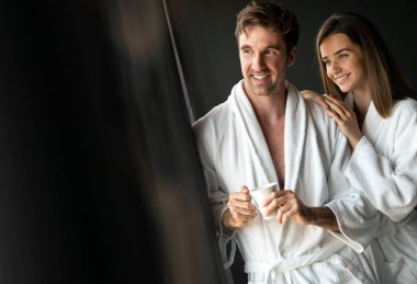 Yakışıklı bir adam ve güzel bir kadın spa 'da dinleniyor.