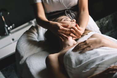 Güzellik salonunda yaptığı masajdan sonra genç güzel kadın