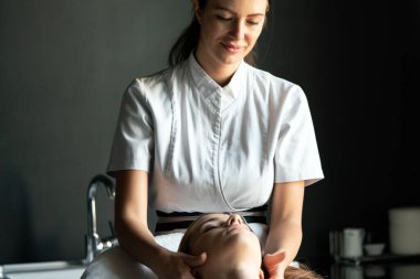 Güzellik salonunda yaptığı masajdan sonra genç güzel kadın