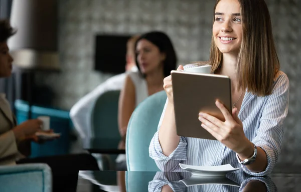 Felice Giovane Donna Bere Caffè Utilizzando Tablet Computer Caffè — Foto Stock