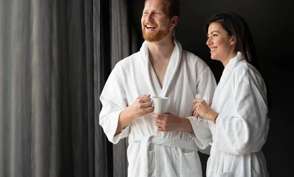 Gelukkig Jong Stel Witte Badjassen Die Samen Koffie Drinken Hotel — Stockfoto