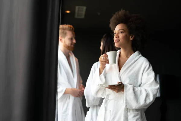 Retrato Bela Jovem Negra Bebendo Café Spa Saúde — Fotografia de Stock