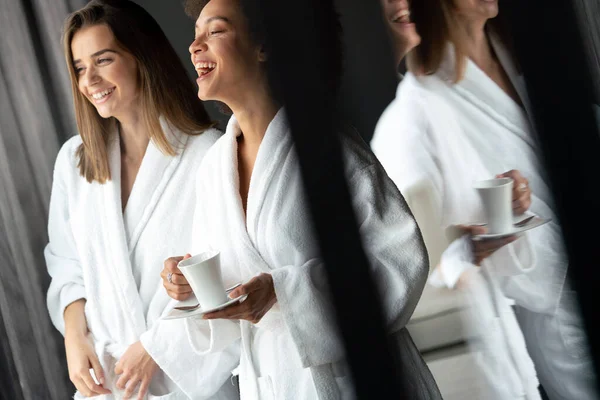 Krásné Ženy Relaxaci Pití Čaje Županu Během Wellness Víkendu — Stock fotografie