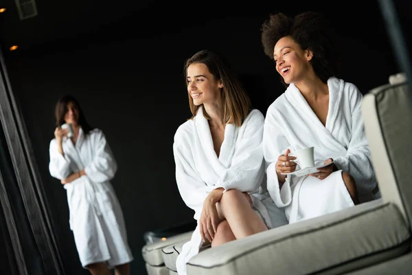 Mulheres Bonitas Relaxar Beber Chá Roupões Durante Fim Semana Bem — Fotografia de Stock