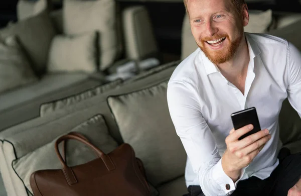 Empresário Feliz Bem Sucedido Usando Telefone Celular Escritório Negócio Tecnologia — Fotografia de Stock