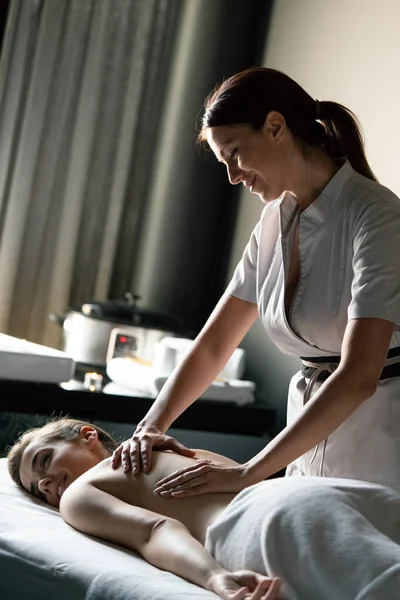 Jovem Mulher Bonita Tendo Massagem Salão Beleza — Fotografia de Stock