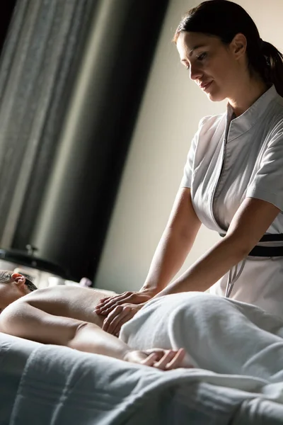 Jovem Mulher Bonita Tendo Massagem Salão Beleza — Fotografia de Stock