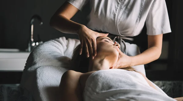 Mooie Jongedame Met Massage Beautysalon — Stockfoto