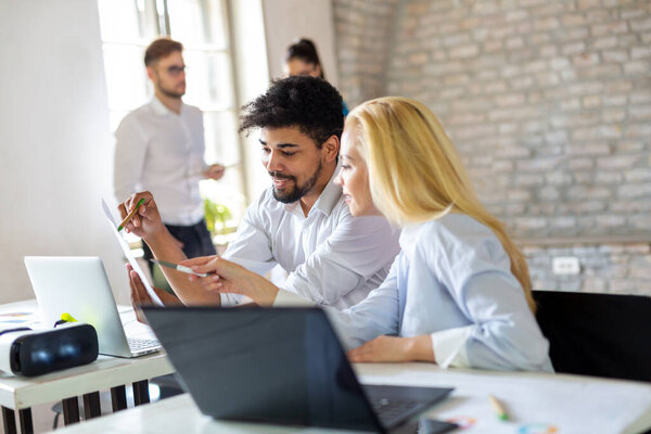 Бизнес-дизайнер работает в команде мозговой штурм концепции офисных встреч. Группа успешных людей, работающих вместе на корпоративных рабочих местах