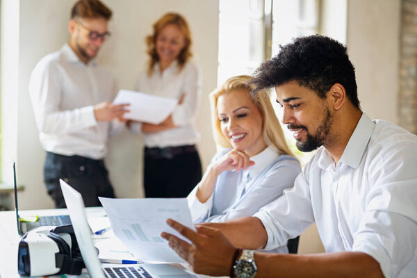 Группа счастливых многонациональных бизнесменов сотрудничает, работает над встречей в корпоративном офисе. Разнообразная концепция работы в команде