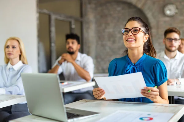 Groupe Gens Affaires Multiethniques Qui Coopèrent Pendant Formation Professionnelle Concept — Photo