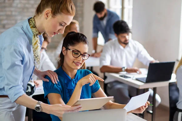 Gruppen Multietniske Forretningsfolk Som Samarbeider Forretningstrening Konsept Næringslivsutdanning – stockfoto