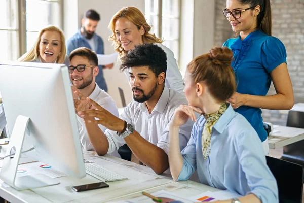 Fiatal Üzletemberek Tervezők Csoportja Projekten Dolgoznak Startup Koncepció — Stock Fotó