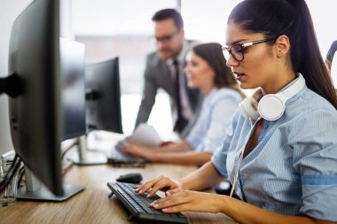 Çağrı merkezinde kulaklıkları olan dost canlısı genç bayan yardım hattı operatörü.