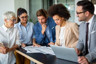 Şirket ofisinde birlikte çalışan başarılı iş adamlarının portresi. İş takım çalışması konsepti
