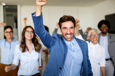 Bir grup mutlu iş adamı ofiste bir toplantı sırasında tartışır ve birlikte çalışırlar. Finans mimarı tasarım çalışma konsepti