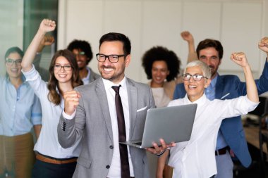 Bir grup mutlu iş adamı ofiste bir toplantı sırasında tartışır ve birlikte çalışırlar. Finans mimarı tasarım çalışma konsepti