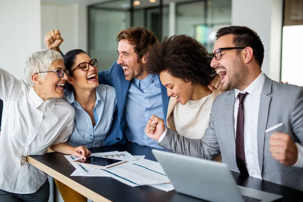 Feliz Grupo Equipo Negocios Multiétnicos Celebrando Buen Trabajo Oficina Concepto —  Fotos de Stock