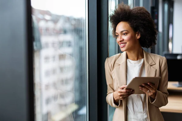 Happy Black Manajer Wanita Bisnis Memegang Tablet Dan Bekerja Kantor — Stok Foto