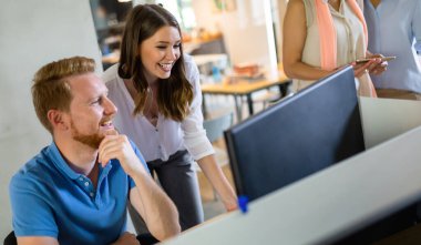 Bir yazılım geliştirme şirketinde çalışan çok ırklı programcı grubu