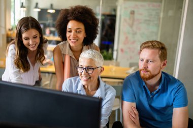 Bir yazılım geliştirme şirketinde çalışan çok ırklı programcı grubu