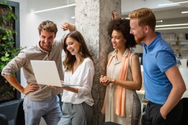 Bir yazılım geliştirme şirketinde çalışan bir grup mutlu programcı. İş teknolojisi mutlu insanlar konsepti