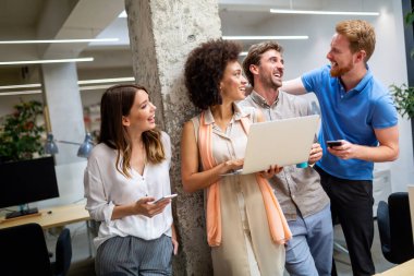 Bir yazılım geliştirme şirketinde çalışan bir grup mutlu programcı. İş teknolojisi mutlu insanlar konsepti
