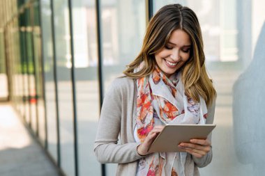 İnsanlar iş bağlantısı teknolojisi kavramını tablet olarak kullanıyorlar. Dijital tablet kullanan mutlu genç kadın .