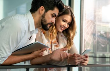 Proje üzerinde birlikte çalışıyoruz. İki başarılı iş arkadaşı dışarıda konuşuyor, birlikte çalışıyorlar..