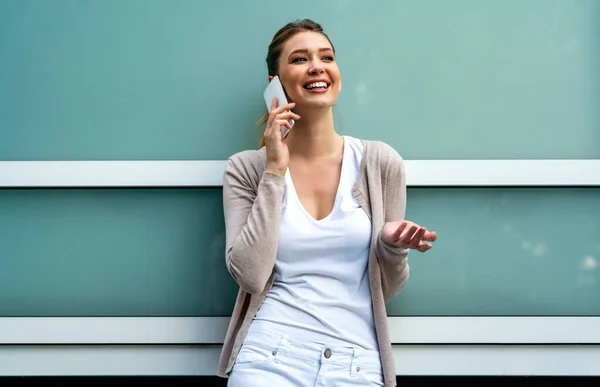 Mulher Feliz Segurando Telefone Celular Conversando Mensagens Line Rede Social — Fotografia de Stock