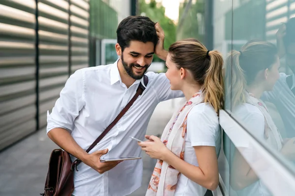 Feliz Hombre Mujer Negocios Con Dispositivos Digitales Aire Libre Gente —  Fotos de Stock