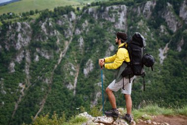 Spor, başarı ve başarı konsepti. Genç yürüyüşçünün arkası.