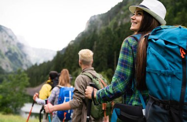 Bir grup arkadaş dağlarda kamp gezisine çıkmışlar.