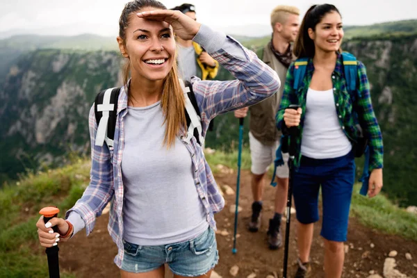 ハイキング 人々の概念 バックパック付きの笑顔の友人のグループ屋外 — ストック写真