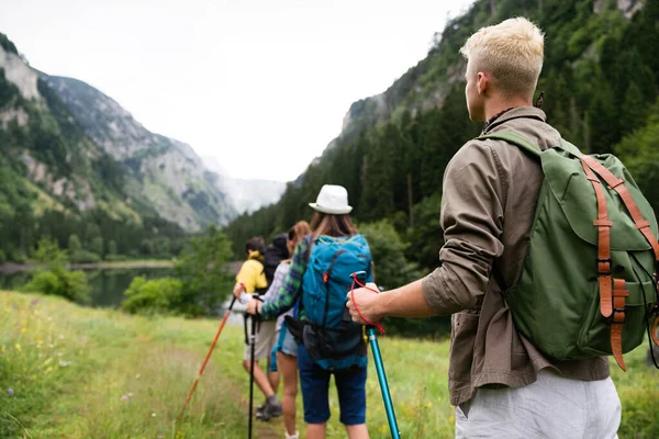 Amigos Caminhando Juntos Livre Explorando Natureza Selvagem Divertindo — Fotografia de Stock